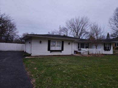 Beach Home For Sale in Lake Bluff, Illinois