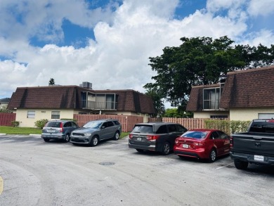 Beach Townhome/Townhouse For Sale in Tamarac, Florida