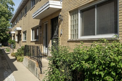 Beach Townhome/Townhouse Active Under Contract in Chicago, Illinois