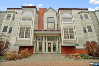 Beach Home For Sale in Edgewater, New Jersey