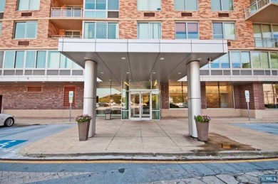 Beach Condo For Sale in Edgewater, New Jersey