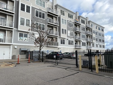 Beach Condo Active Under Contract in New London, Connecticut