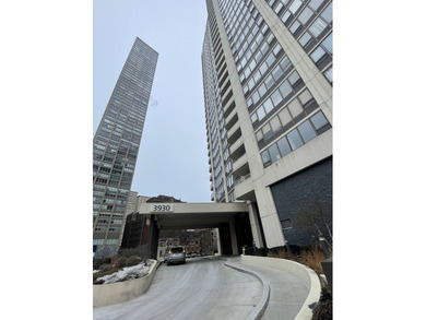 Beach Condo Active Under Contract in Chicago, Illinois