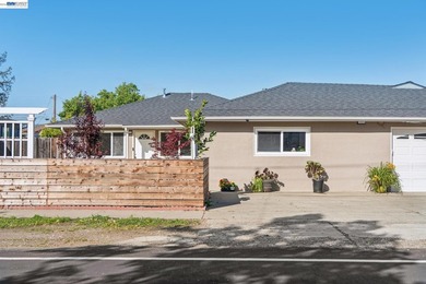 Beach Home Sale Pending in Alameda, California