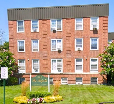 Beach Home For Sale in Lawrence, New York