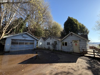 Beach Home For Sale in Coos Bay, Oregon