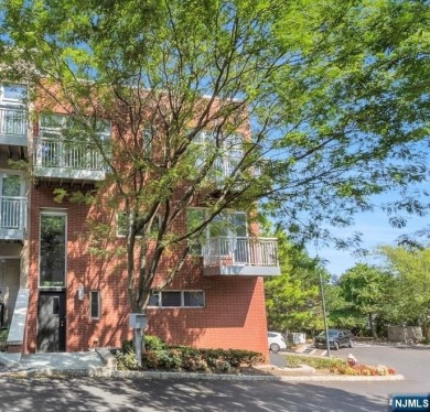 Beach Home For Sale in Edgewater, New Jersey