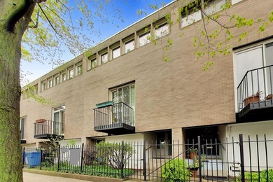Beach Townhome/Townhouse Active Under Contract in Chicago, Illinois