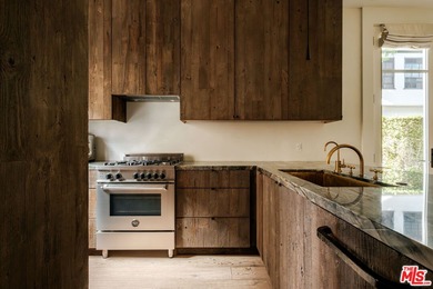 Beach Townhome/Townhouse Active Under Contract in Santa Monica, California