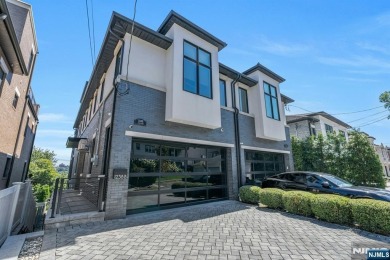 Beach Home For Sale in Edgewater, New Jersey