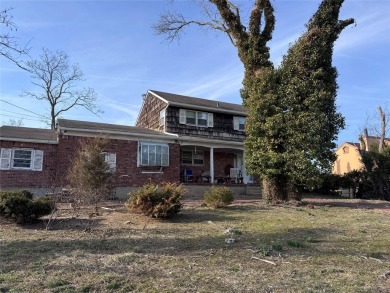 Beach Home Sale Pending in Glen Cove, New York