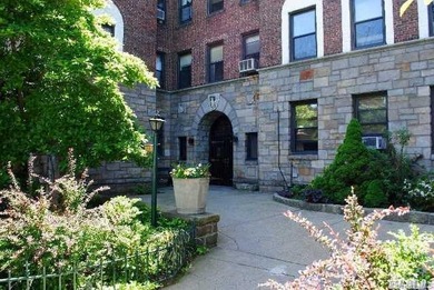 Beach Home Sale Pending in Forest Hills, New York
