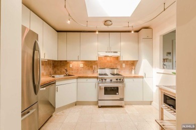 Beach Condo For Sale in Edgewater, New Jersey