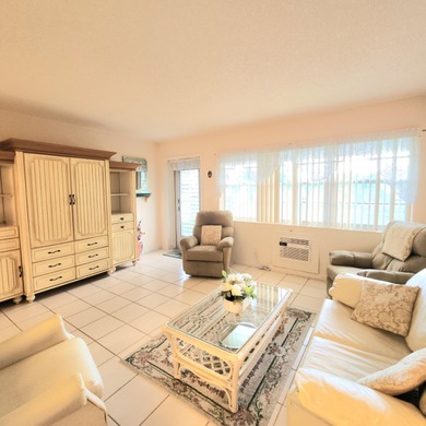 Beach Condo For Sale in West Palm Beach, Florida