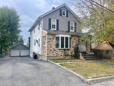 Beach Home Sale Pending in Glen Cove, New York