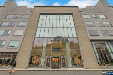 Beach Home For Sale in Edgewater, New Jersey