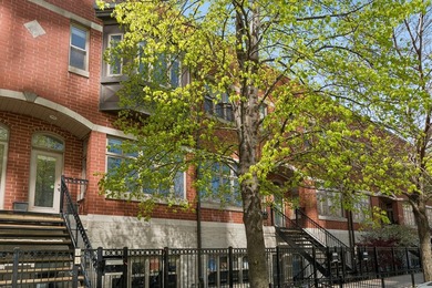 Beach Townhome/Townhouse For Sale in Chicago, Illinois