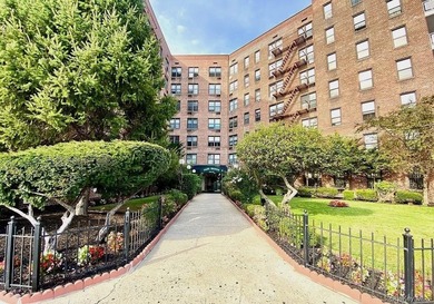 Beach Condo For Sale in Forest Hills, New York