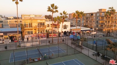 Beach Condo For Sale in Venice, California