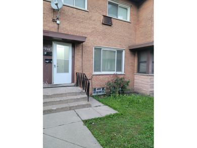 Beach Townhome/Townhouse For Sale in Skokie, Illinois
