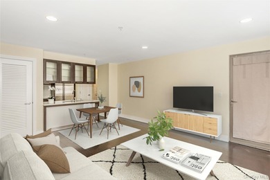 Beach Condo For Sale in Forest Hills, New York