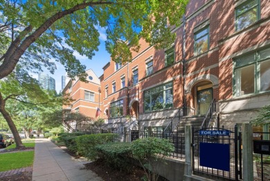 Beach Townhome/Townhouse For Sale in Chicago, Illinois