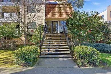 Beach Condo For Sale in Los Altos, California