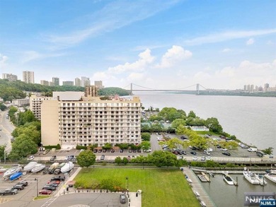 Beach Condo For Sale in Edgewater, New Jersey