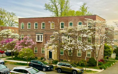 Beach Condo Active Under Contract in Bridgeport, Connecticut