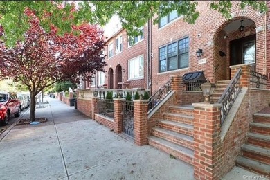 Beach Townhome/Townhouse For Sale in Queens, New York