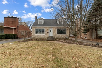 Beach Home Active Under Contract in Lake Forest, Illinois