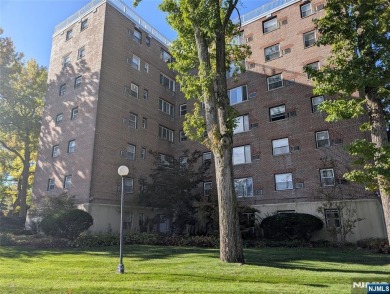 Beach Home For Sale in Fort Lee, New Jersey