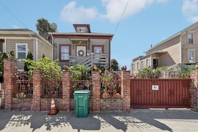 Beach Townhome/Townhouse For Sale in Oakland, California