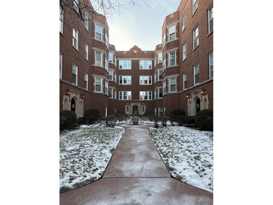 Beach Condo Active Under Contract in Evanston, Illinois
