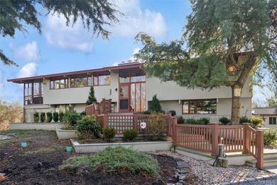 Beach Home For Sale in Southold, New York