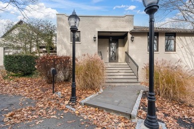 Beach Home For Sale in Glen Cove, New York