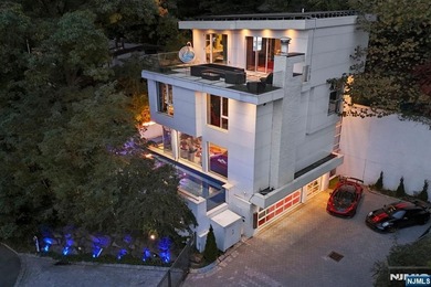 Beach Home For Sale in Edgewater, New Jersey