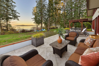 Vacation Rental Beach House in Cobble Hill, British Columbia