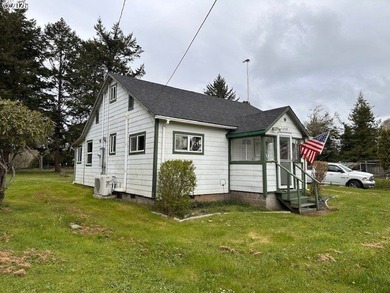 Beach Home For Sale in Coos Bay, Oregon
