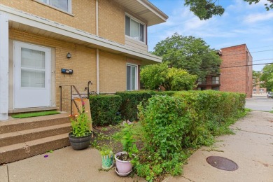 Beach Townhome/Townhouse For Sale in Skokie, Illinois