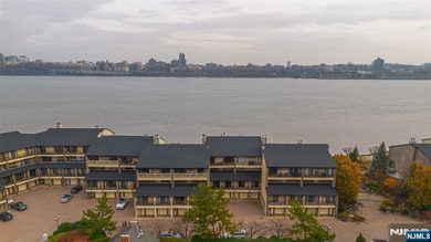 Beach Home For Sale in Edgewater, New Jersey