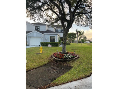 Beach Townhome/Townhouse For Sale in Tamarac, Florida