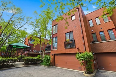 Beach Townhome/Townhouse For Sale in Chicago, Illinois