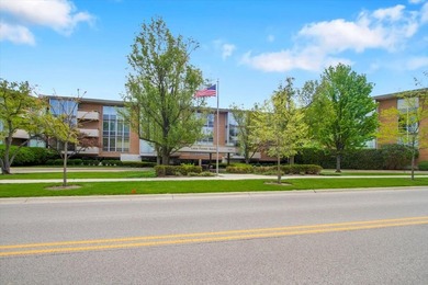 Beach Condo Active Under Contract in Lake Forest, Illinois