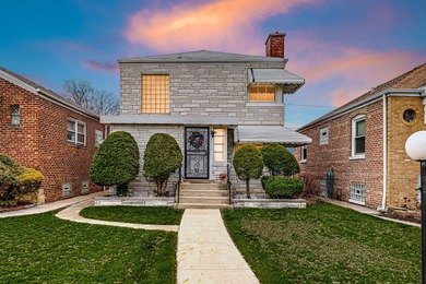 Beach Home Active Under Contract in Chicago, Illinois