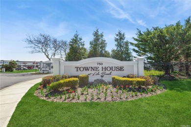 Beach Townhome/Townhouse For Sale in Lido Beach, New York