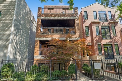 Beach Townhome/Townhouse Active Under Contract in Chicago, Illinois