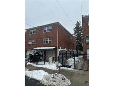 Beach Townhome/Townhouse Sale Pending in Bronx, New York