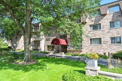 Beach Condo For Sale in Glendale, Wisconsin