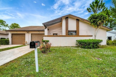 Beach Townhome/Townhouse For Sale in Greenacres, Florida